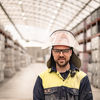 Oskar Rundberg, operatör på Stena Aluiminiums smältverk, klädd i hi-vis skyddsutrustning, står i anläggningen där aluminiumtackor förvaras.r, standing in the facility where aluminium ingots are stored. 